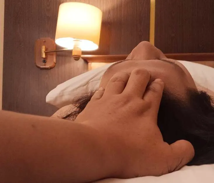 Terapis heritage spa sedang melakukan sesi totok wajah